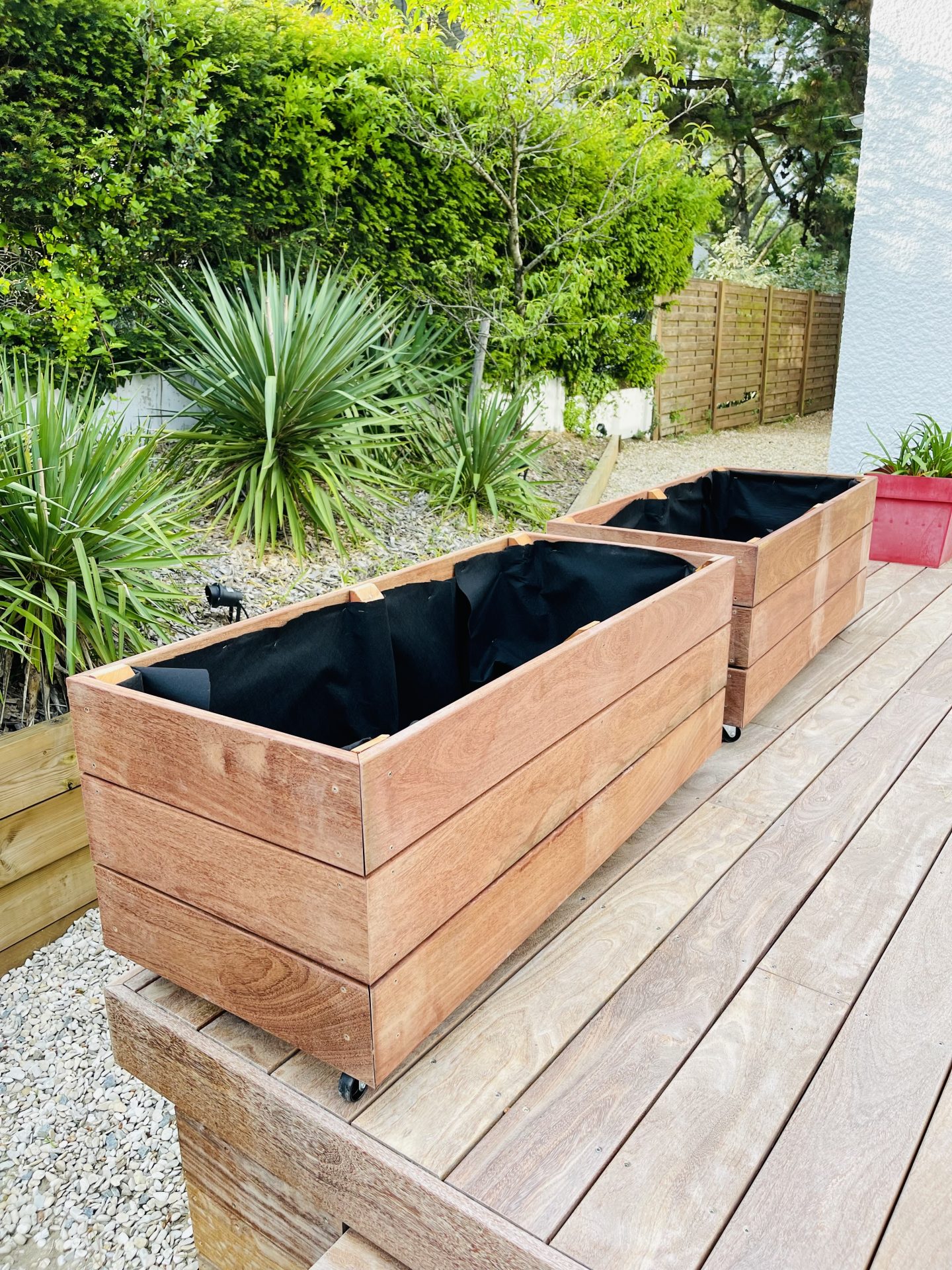 Jardinières en bois exotique