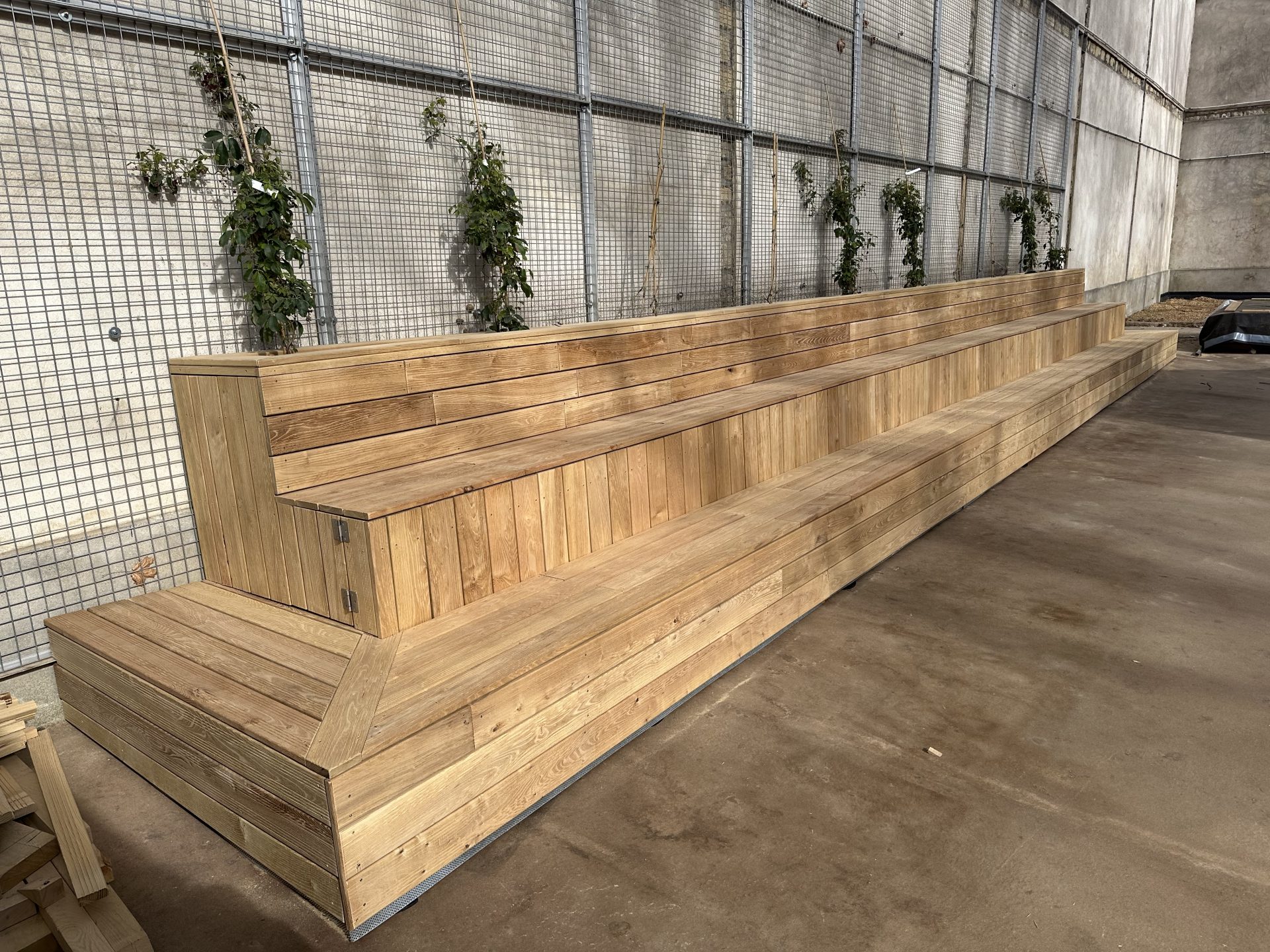 Gradins en acacia intégrant une jardinière